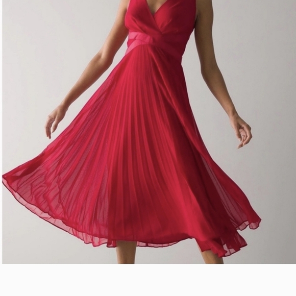 Elegant Red Pleated Dress - Picture 1 of 11